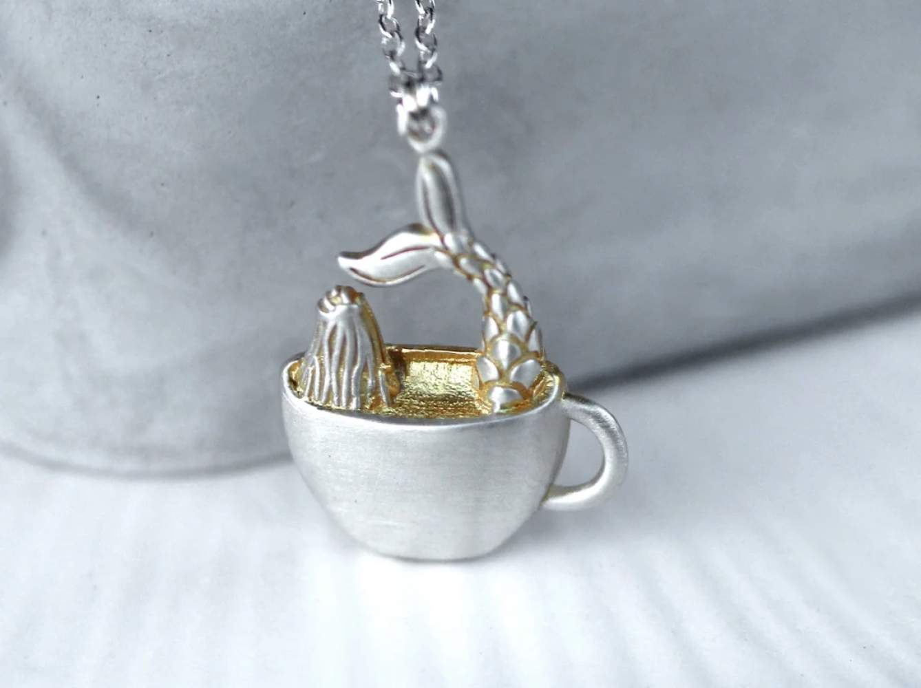 Meerjungfrau in Kaffeetasse. Phantasievolle Sterling Silber Halskette für sie